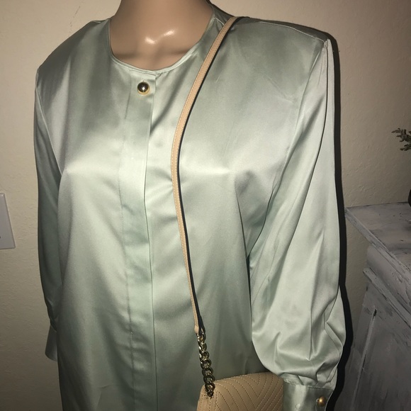 Beautiful delicate blouse - Picture 5 of 8